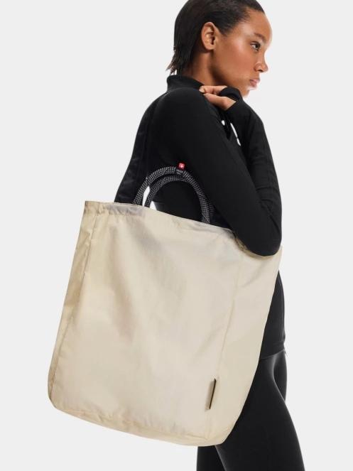 ON Tote Pack 25L válltáska homok színben 4