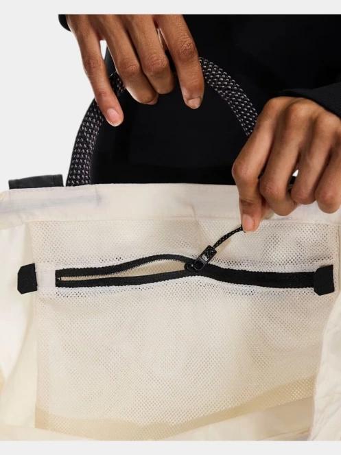 ON Tote Pack 25L válltáska homok színben 5
