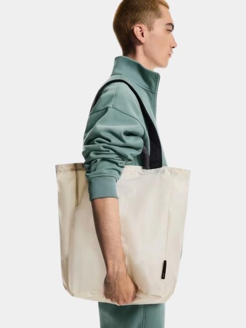 ON Tote Pack 25L válltáska homok színben 6